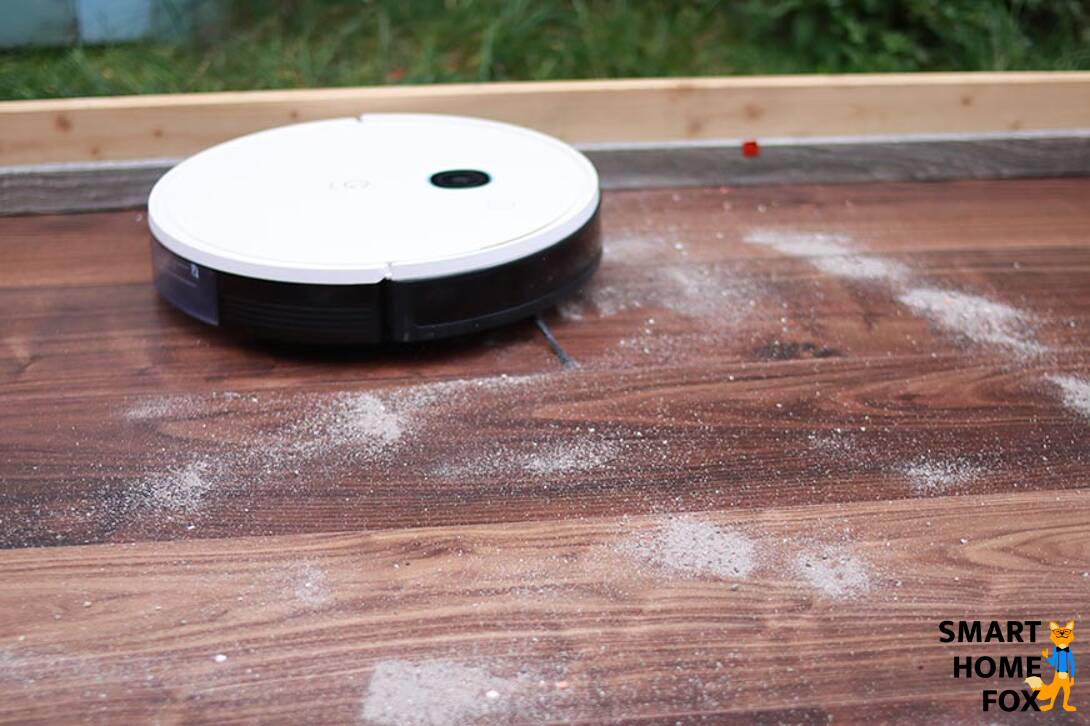 Ein Saugroboter reinigt einen Hartboden